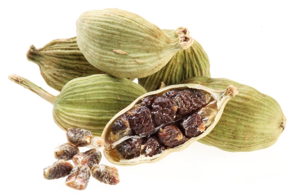 Cardamomo verde, baccello aperto e semini