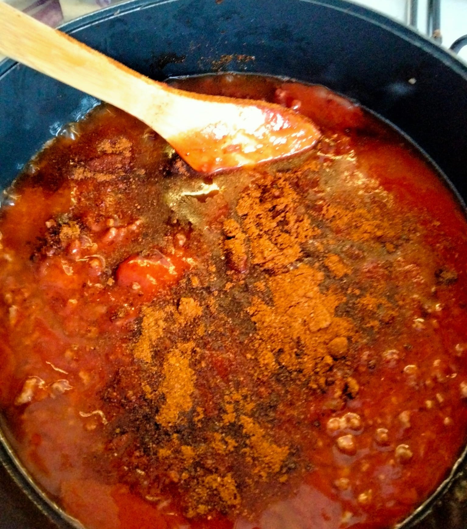 Passaggio preparazione ricetta Chili di carne, aggiunta delle spezie