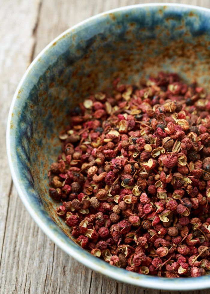 pepe di Sichuan o Szechuan all'interno di una scodella da cucina