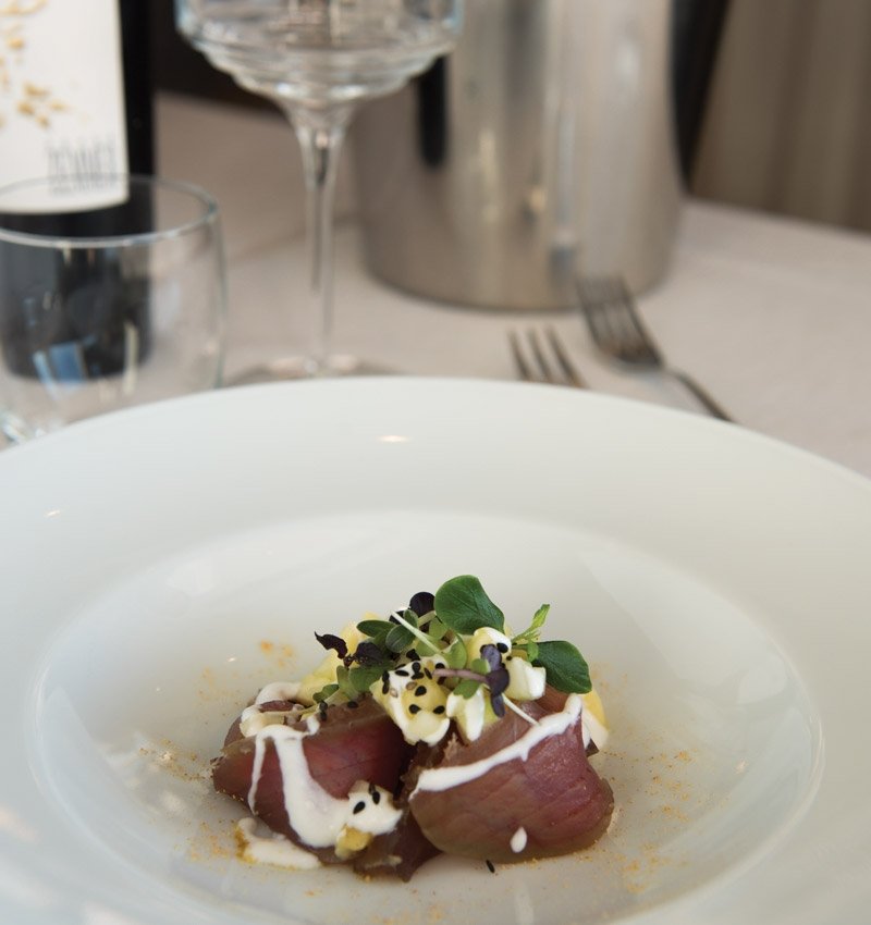 tonno al pepe di timut sesamo nero yogurt di capra